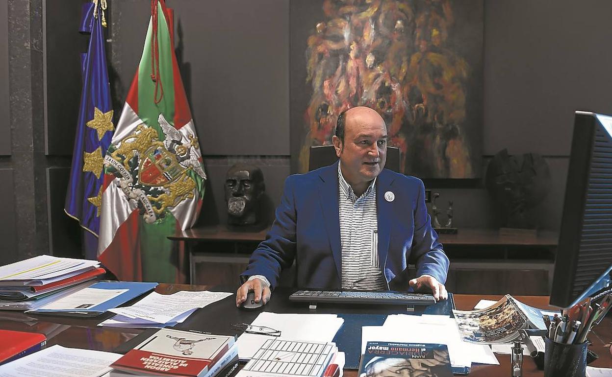 Andoni Ortuzar, en su despacho en Sabin Etxea. 