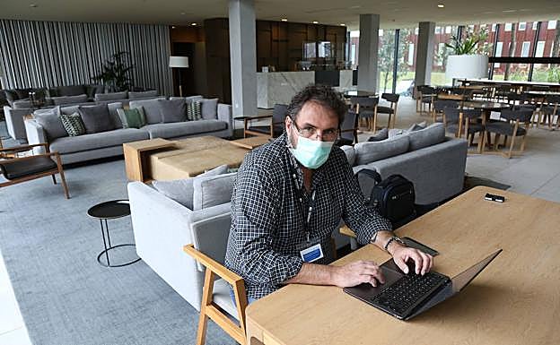 Juan Gregorio Hernández en el hotel Arima, donde ya es un cliente habitual