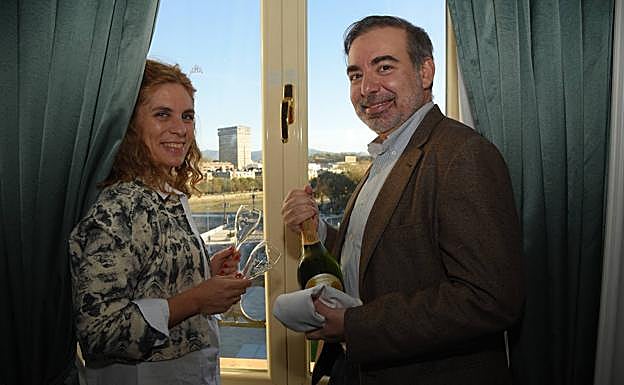 El matrimonio enuna habitación del María Cristina.