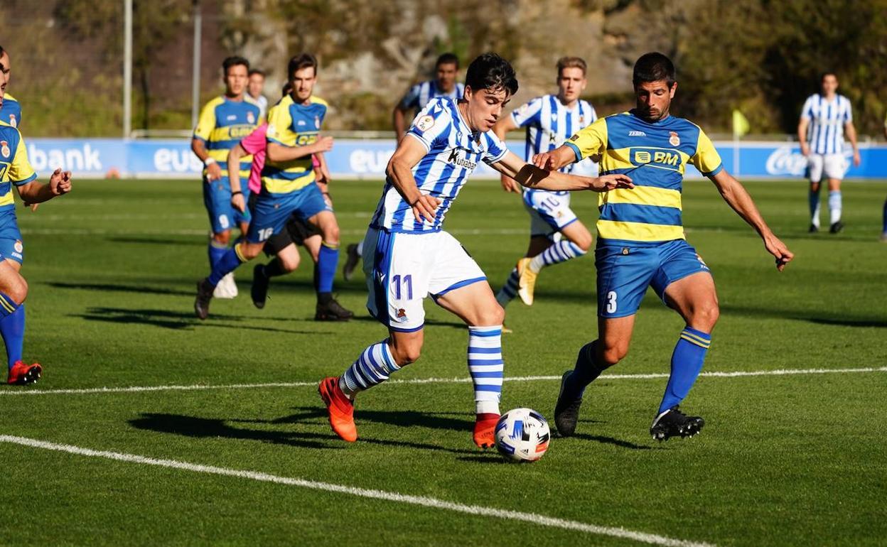 Lobete trata de llevarse el balón en presencia de Kijera.