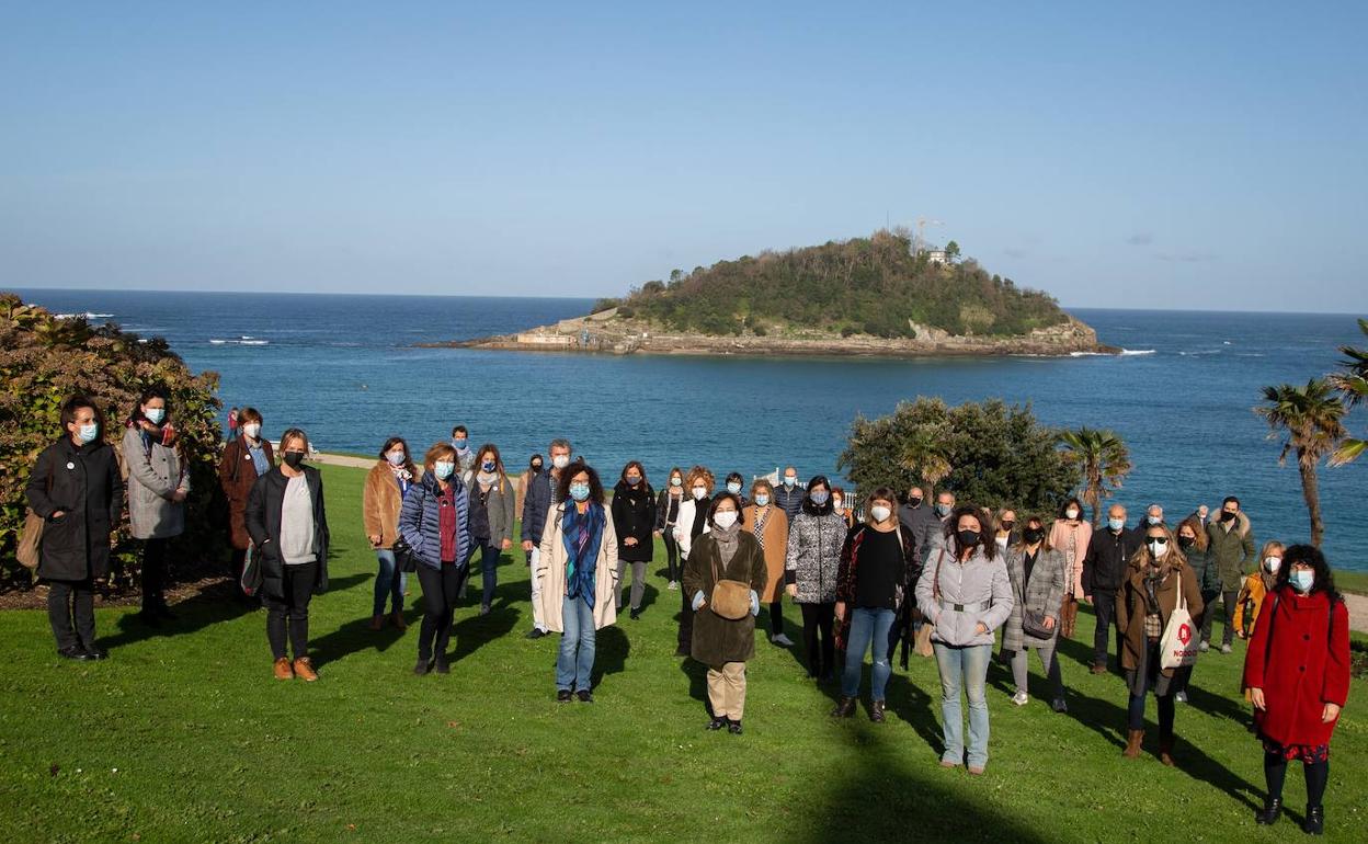 Una veintena de agencias de viaje de Gipuzkoa se ha unido para hacer visible la difícil situación que atraviesa el sector. 