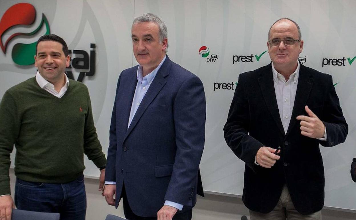 Imanol Lasa, Xabier Barandiaran y Joseba Egibar, durante un acto del PNV de Gipuzkoa. 