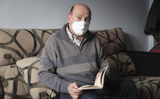 Santiago, en su casa, está a la espera de la indemnización que solicitó hace un año. 