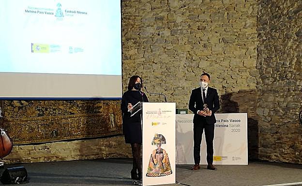 La subdirectora de El Diario Vasco, Lourdes Pérez, agradece el reconocimiento en presencia del subdelegado Denis Itxaso.