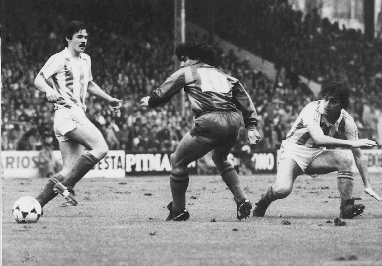 Maradona y Larrañaga se disputan el balón en Atotxa.