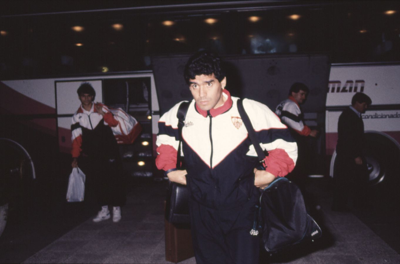 Maradona llega a un hotel de San Sebastián con la expedición del Sevilla.