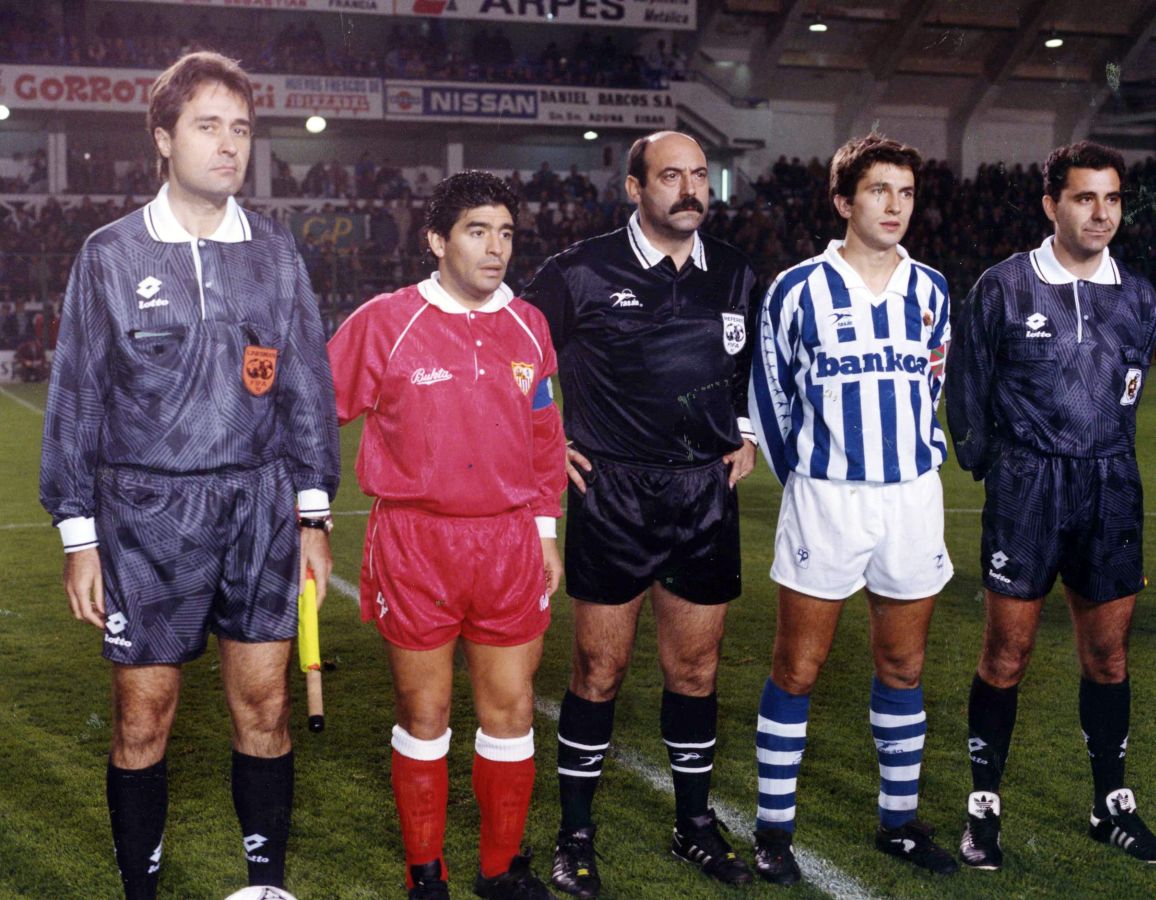 Maradona, Ramos Marcos y Andoni Imaz posan para los fotógrafos antes del partido.