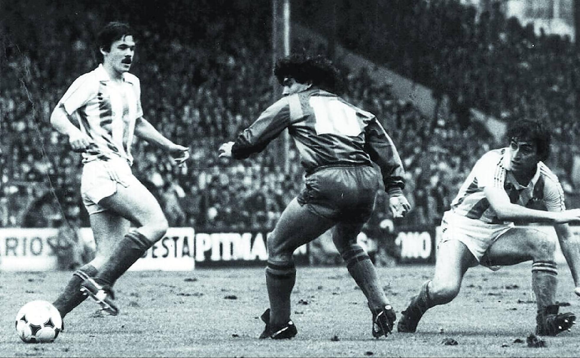 Juanan Larrañaga y Diego presionan a Maradona en Atotxa en la temporada 1982/83.