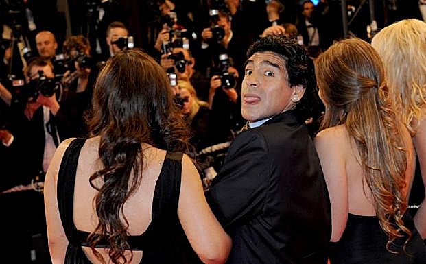 Maradona, de la pobreza al olimpo durante un vida de excesos