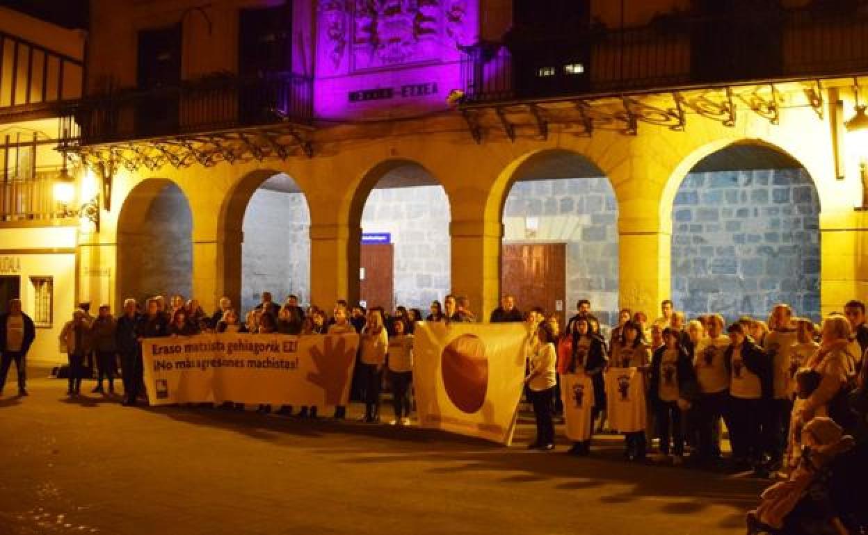 Vecinos de Urnieta se reunieron en San Juan plaza hace un año para denunciar la violencia de género y reclamar su erradicación