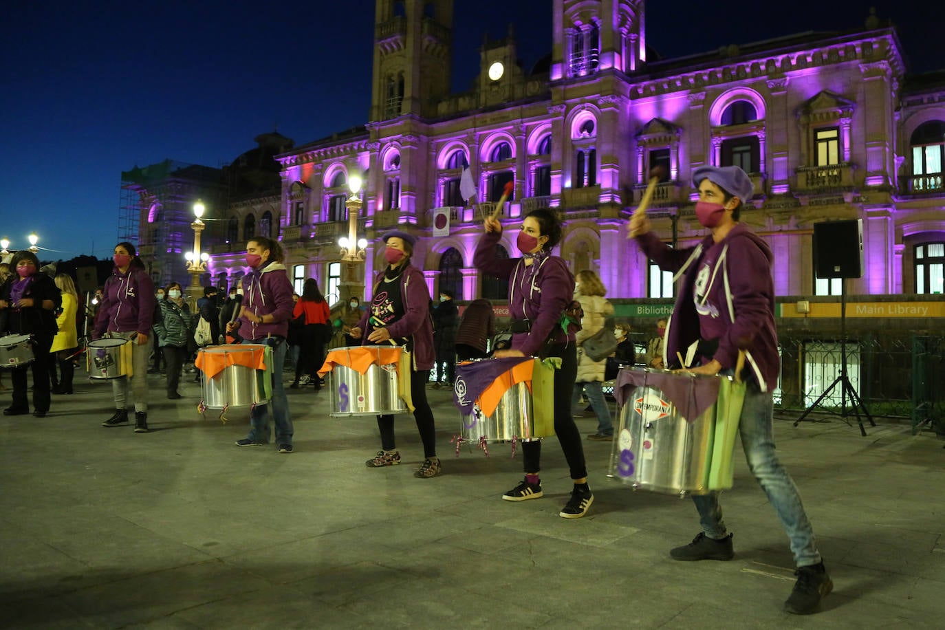 Decenas de personas han participado este miércoles por la tarde en San Sebastián en una manifestación en en rechazo a la violencia que se ejerce contra las mujeres.