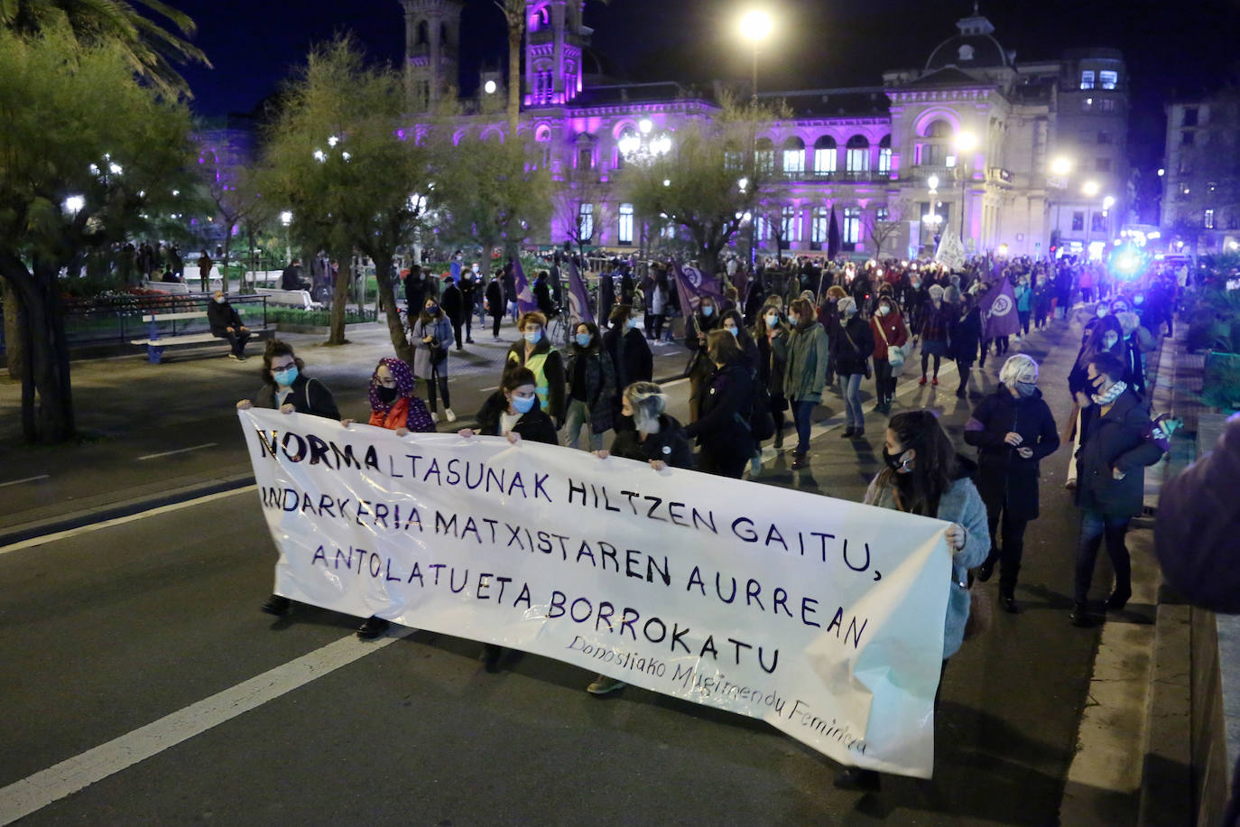 Decenas de personas han participado este miércoles por la tarde en San Sebastián en una manifestación en en rechazo a la violencia que se ejerce contra las mujeres.