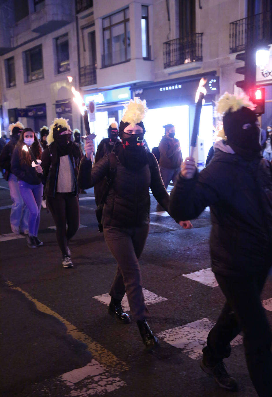 Decenas de personas han participado este miércoles por la tarde en San Sebastián en una manifestación en en rechazo a la violencia que se ejerce contra las mujeres.