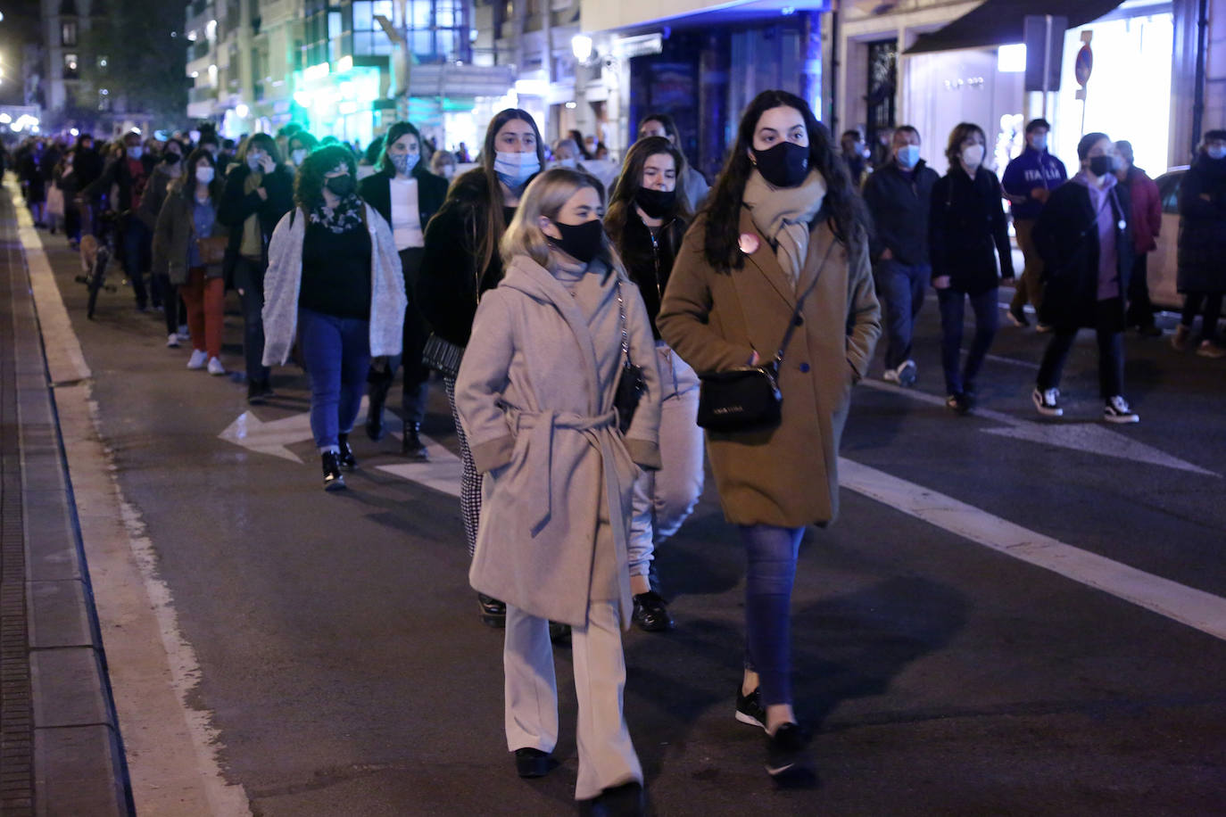 Decenas de personas han participado este miércoles por la tarde en San Sebastián en una manifestación en en rechazo a la violencia que se ejerce contra las mujeres.