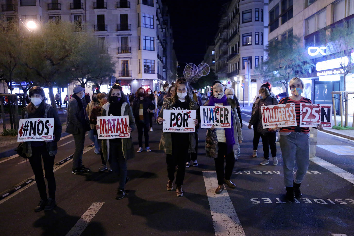 Decenas de personas han participado este miércoles por la tarde en San Sebastián en una manifestación en en rechazo a la violencia que se ejerce contra las mujeres.