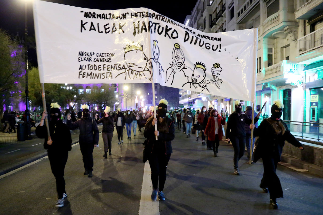 Decenas de personas han participado este miércoles por la tarde en San Sebastián en una manifestación en en rechazo a la violencia que se ejerce contra las mujeres.