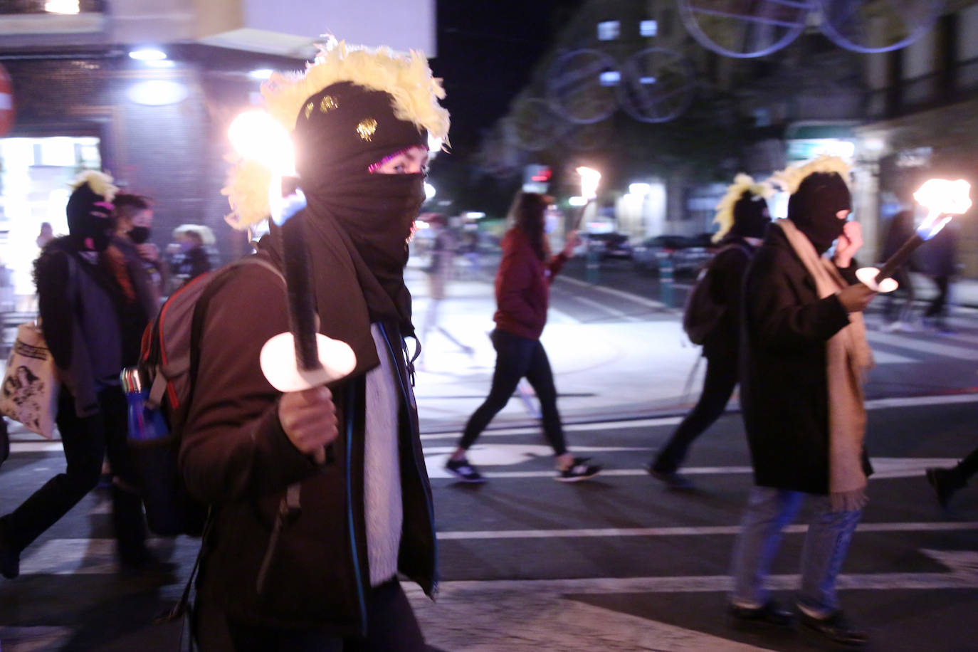Decenas de personas han participado este miércoles por la tarde en San Sebastián en una manifestación en en rechazo a la violencia que se ejerce contra las mujeres.