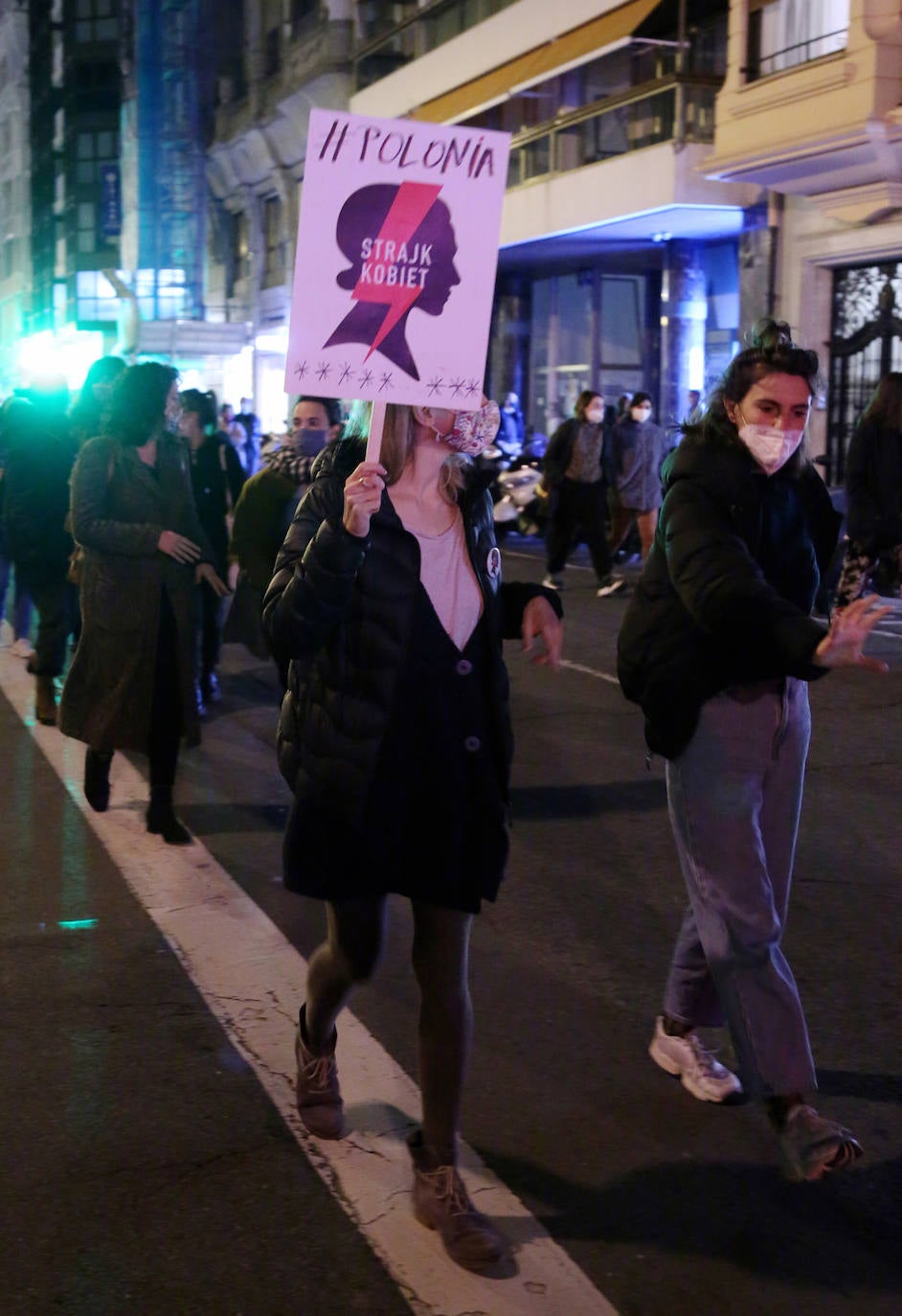 Decenas de personas han participado este miércoles por la tarde en San Sebastián en una manifestación en en rechazo a la violencia que se ejerce contra las mujeres.