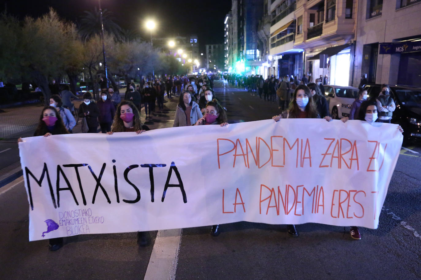 Decenas de personas han participado este miércoles por la tarde en San Sebastián en una manifestación en en rechazo a la violencia que se ejerce contra las mujeres.