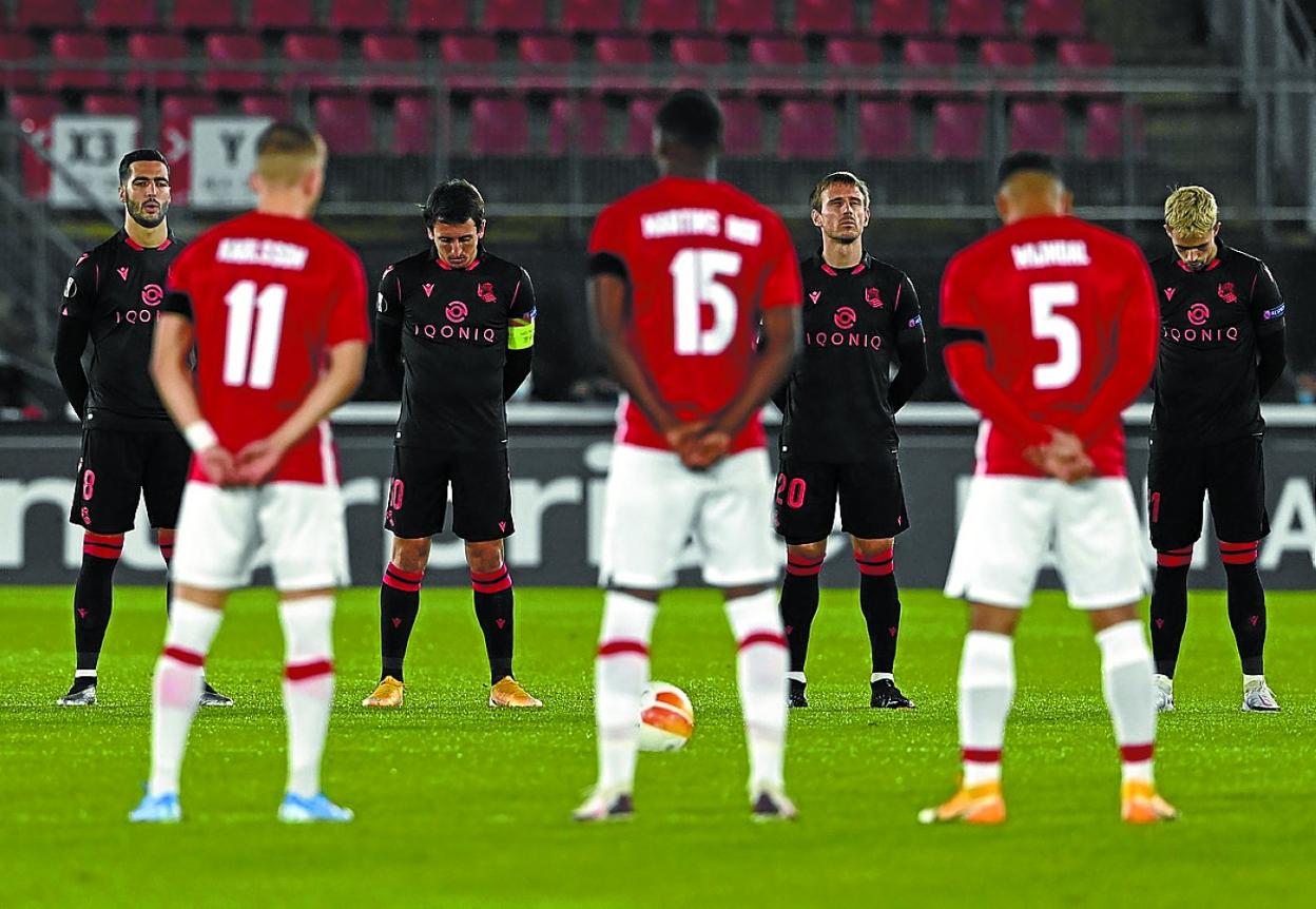 Los jugadores de la Real y el AZ Alkmaar guardan un minuto de silencio en memoria de Maradona. 