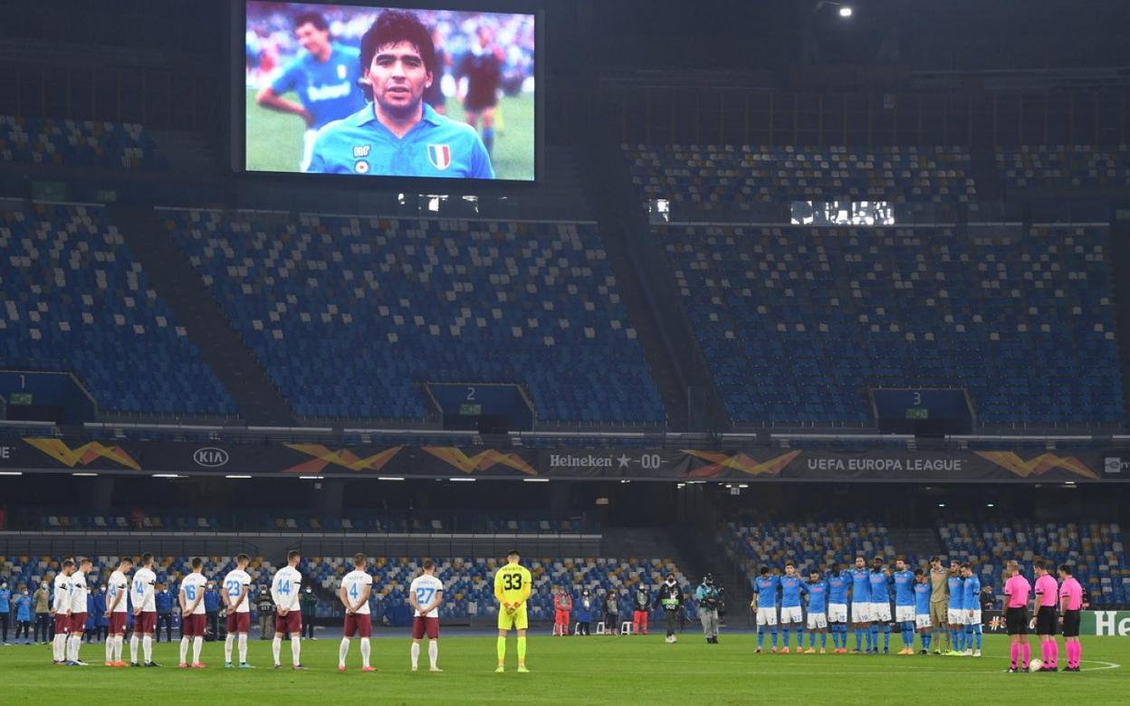 Los jugadores del Nápoles y Rijeka y los árbitros guardan un minuto de silencio en honor a Maradona. 