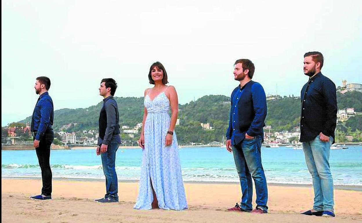 Anne Etchegoyen presenta 'Emazte' en concierto en Lasarte-Oria