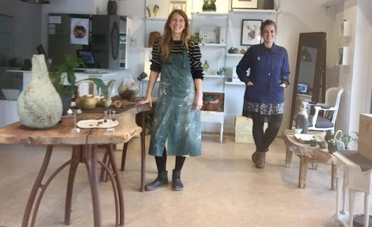 Idoia Grijalbo y Laida Usandizaga, en su tienda de Parkean Arte, en el barrio donostiarra de Amara.
