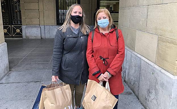 Eider Elizondo y Blanca Alcántara, en el edificio de la Diputación en Donostia.