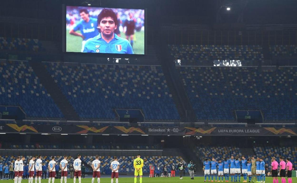 Los jugadores del Nápoles y Rijeka y los árbitros guardan un minuto de silencio en honor a Maradona
