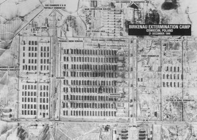 Imagen secundaria 1 - Arriba, judíos húngaros, a su llegada a Birkenau en el verano de 1944. Foto: Yad Vasehm | Abajoizquerida, vista aérea de las instalaciones de exterminio. US National Archive | Abajo derecha, foto clandestina de los internos. Foto: Auschwitz Birkenau State Museum