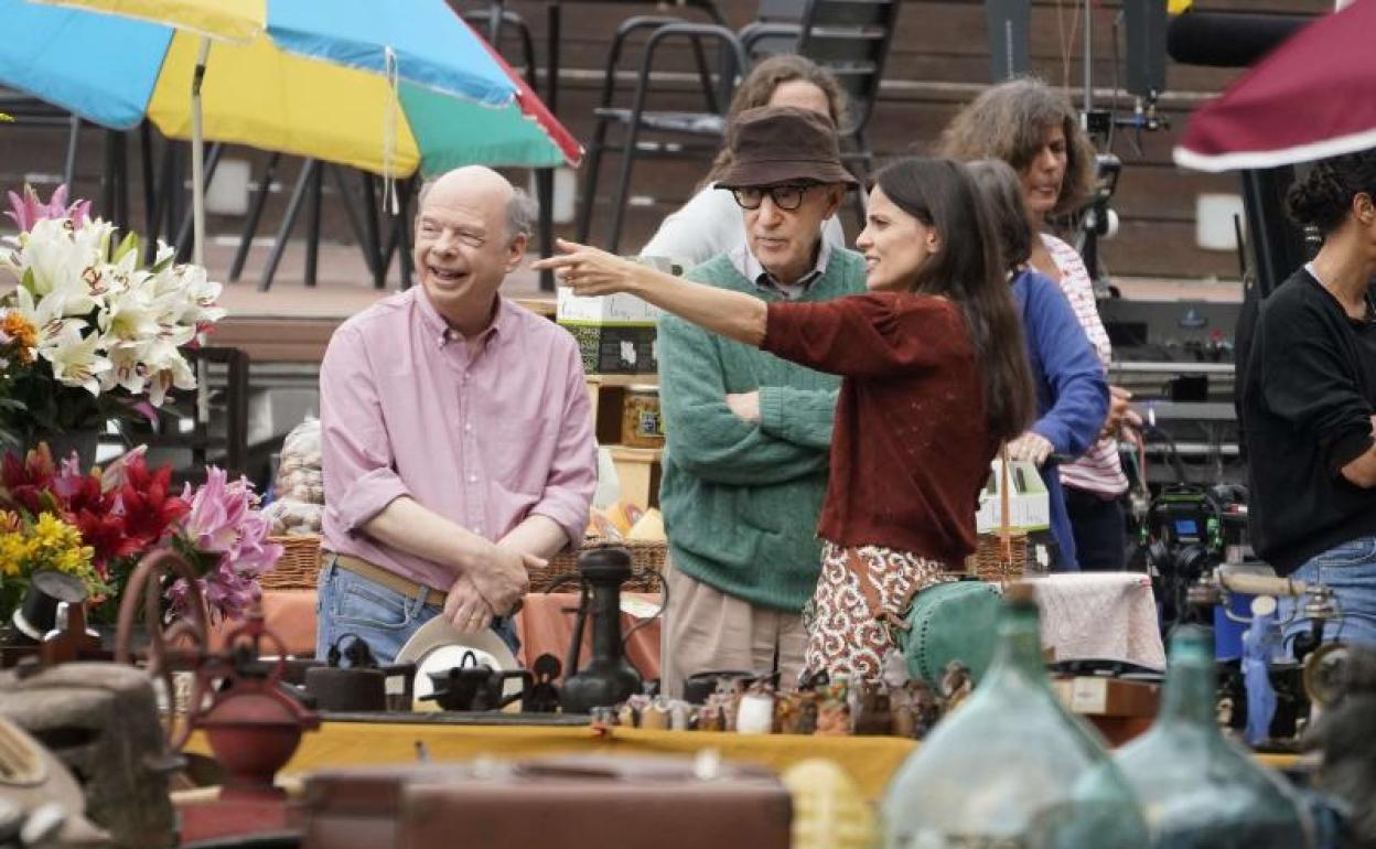 Allen con los actores Wally Shawn y Elena Anaya en el rodaje en Pasaia Donibane. 