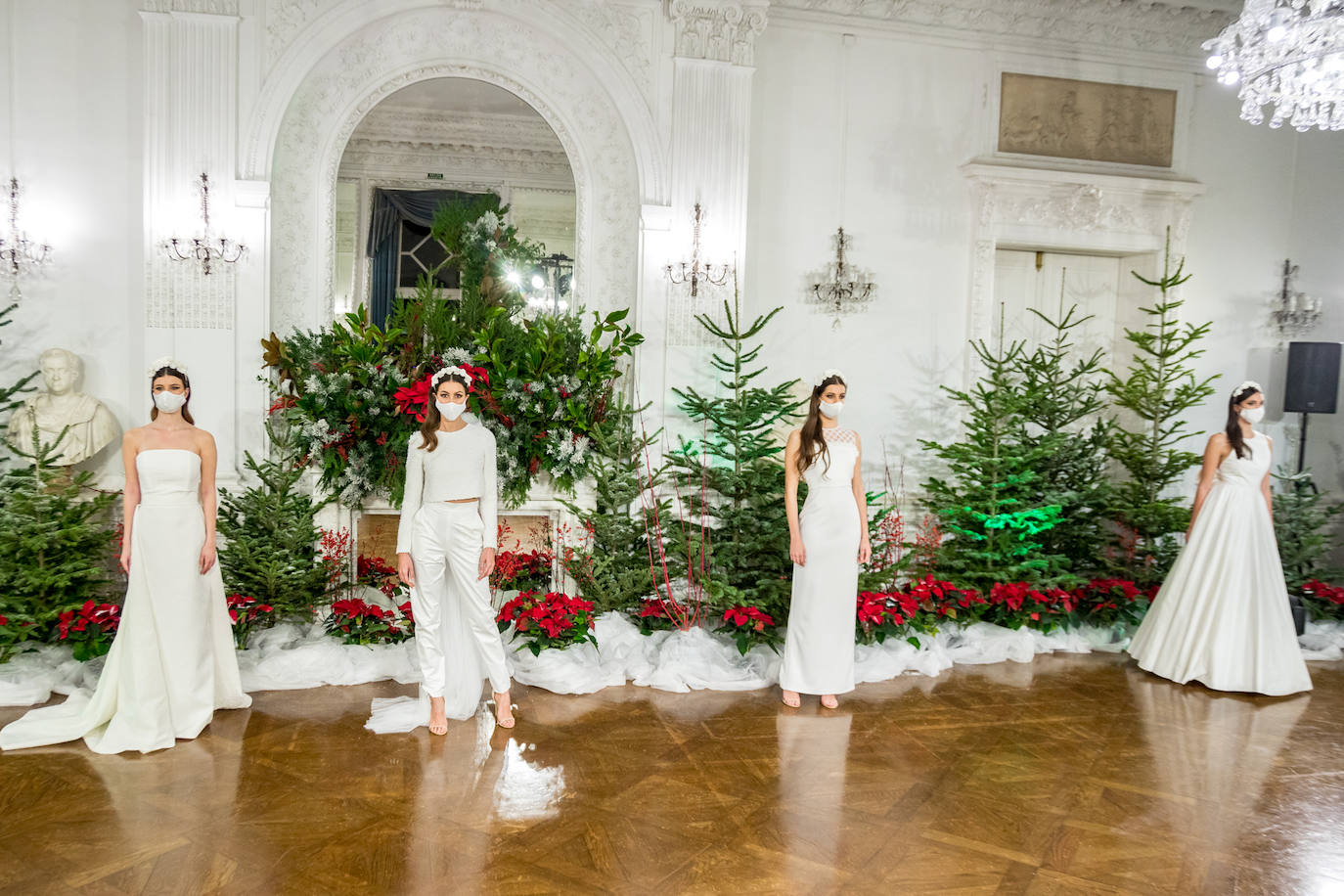 Los modelos presentaron las propuestas 'green' a lo largo de los salones del Palacio de Miramar rodeadas de motivos invernales que transportaron al espectador a un mundo en el que se hace necesario reducir la velocidad y considerar otras alternativas beneficiosas no solo para los negocios, sino también para nuestro entorno. AEG Ikastetxea, Laza Clothing, Fanny Alonso, Akukuna, Maider Alzaga, Luhei, Ane San José, Ekomodo, Kantauri, Amarenak, Leire Santillan, Las Cosas de Valen, Inge Zubeldia y Emaús en colaboración con Dantzaz fueron las empresas participantes en esta quinta edición