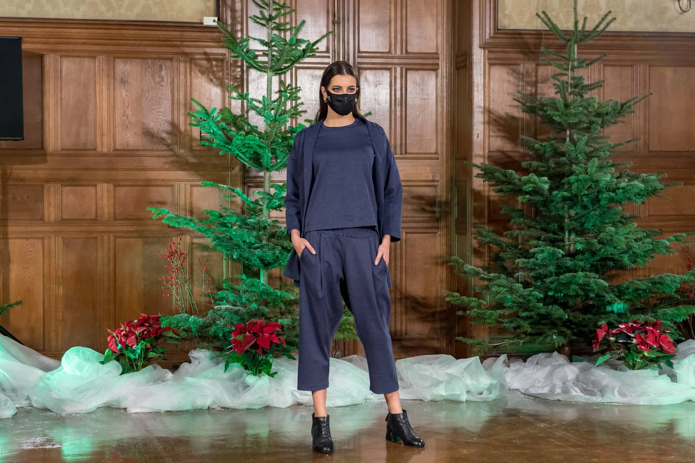 Akukuna presentó un formato de colección innovador basado en el 'do it yourself y Ekomodo, por su parte, unas creaciones basadas en la optimización en la gestión de los residuos. Maider Alzaga y su búsqueda de la comodidad, la marca sostenible Luhei, y las líneas puras de Ane San José demostraron que se puede rebosar estilo a la vez que cuidar del planeta