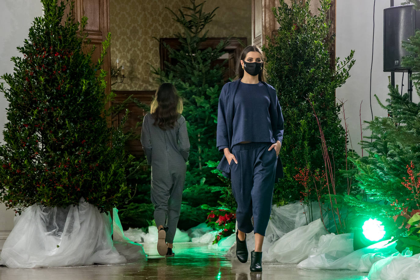 Akukuna presentó un formato de colección innovador basado en el 'do it yourself y Ekomodo, por su parte, unas creaciones basadas en la optimización en la gestión de los residuos. Maider Alzaga y su búsqueda de la comodidad, la marca sostenible Luhei, y las líneas puras de Ane San José demostraron que se puede rebosar estilo a la vez que cuidar del planeta