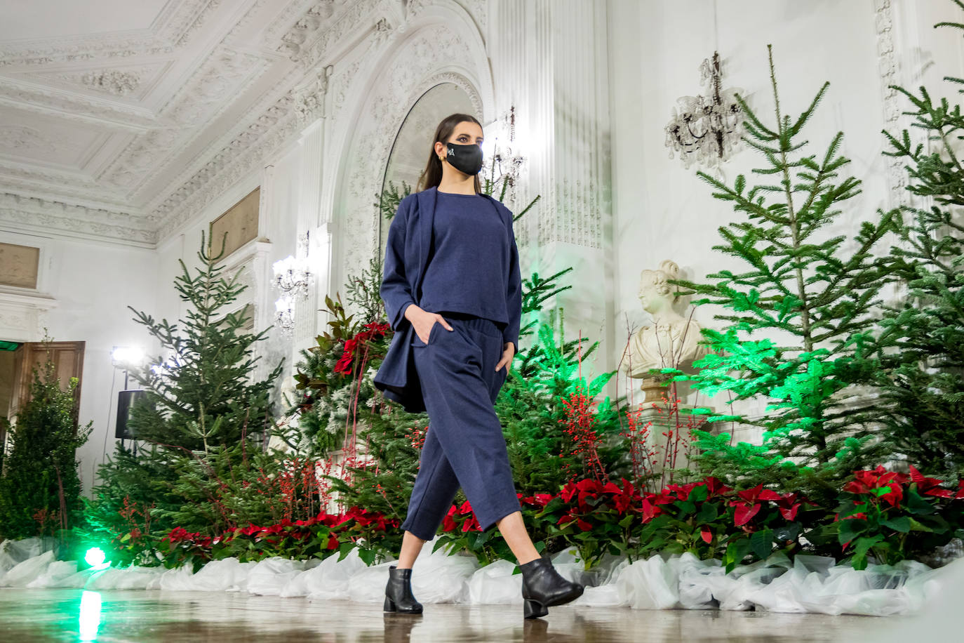 Akukuna presentó un formato de colección innovador basado en el 'do it yourself y Ekomodo, por su parte, unas creaciones basadas en la optimización en la gestión de los residuos. Maider Alzaga y su búsqueda de la comodidad, la marca sostenible Luhei, y las líneas puras de Ane San José demostraron que se puede rebosar estilo a la vez que cuidar del planeta