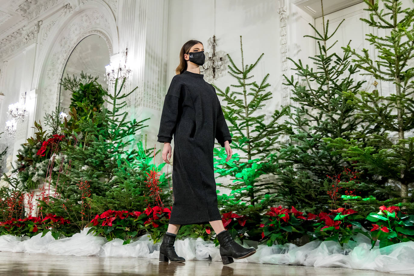 Akukuna presentó un formato de colección innovador basado en el 'do it yourself y Ekomodo, por su parte, unas creaciones basadas en la optimización en la gestión de los residuos. Maider Alzaga y su búsqueda de la comodidad, la marca sostenible Luhei, y las líneas puras de Ane San José demostraron que se puede rebosar estilo a la vez que cuidar del planeta