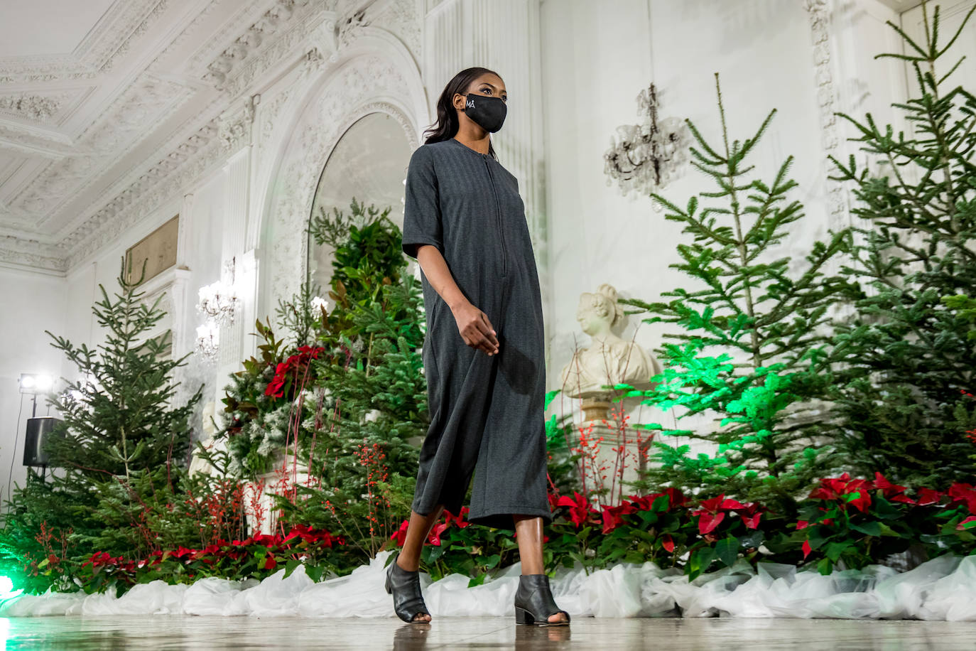 Akukuna presentó un formato de colección innovador basado en el 'do it yourself y Ekomodo, por su parte, unas creaciones basadas en la optimización en la gestión de los residuos. Maider Alzaga y su búsqueda de la comodidad, la marca sostenible Luhei, y las líneas puras de Ane San José demostraron que se puede rebosar estilo a la vez que cuidar del planeta