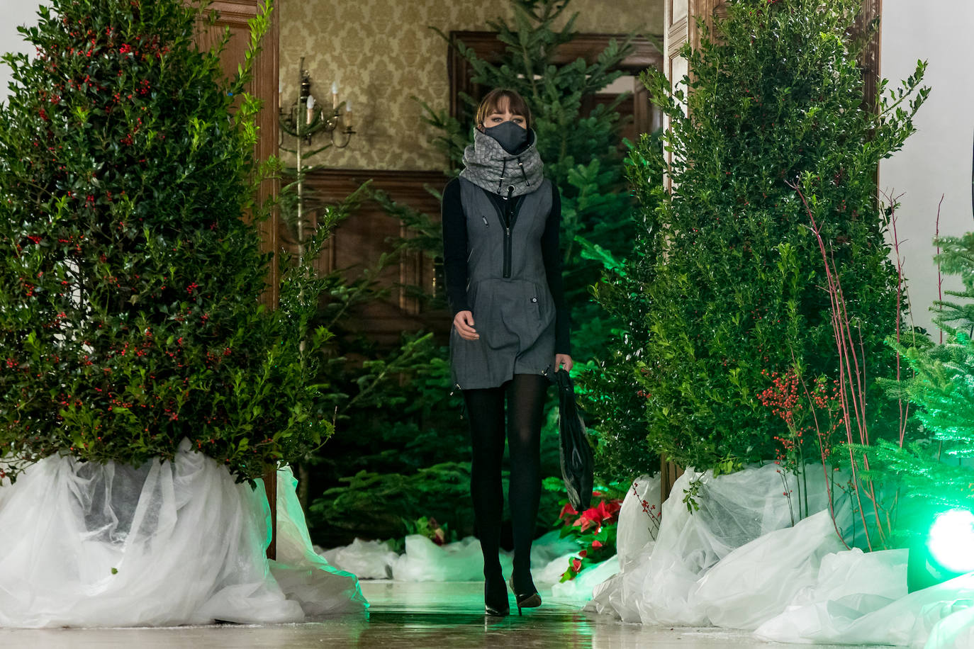 Akukuna presentó un formato de colección innovador basado en el 'do it yourself y Ekomodo, por su parte, unas creaciones basadas en la optimización en la gestión de los residuos. Maider Alzaga y su búsqueda de la comodidad, la marca sostenible Luhei, y las líneas puras de Ane San José demostraron que se puede rebosar estilo a la vez que cuidar del planeta