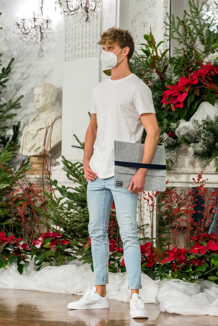 Akukuna presentó un formato de colección innovador basado en el 'do it yourself y Ekomodo, por su parte, unas creaciones basadas en la optimización en la gestión de los residuos. Maider Alzaga y su búsqueda de la comodidad, la marca sostenible Luhei, y las líneas puras de Ane San José demostraron que se puede rebosar estilo a la vez que cuidar del planeta