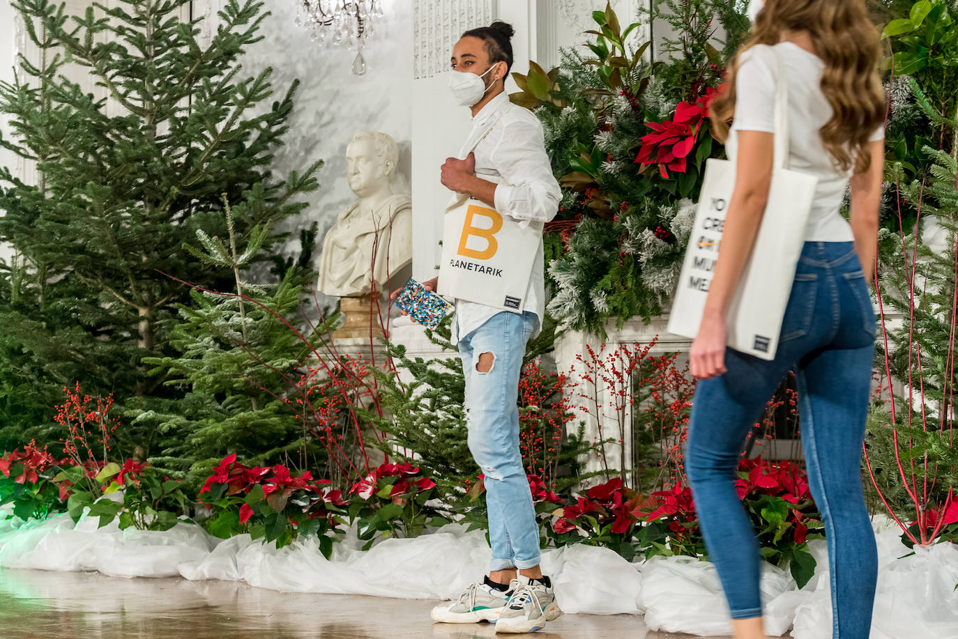 Akukuna presentó un formato de colección innovador basado en el 'do it yourself y Ekomodo, por su parte, unas creaciones basadas en la optimización en la gestión de los residuos. Maider Alzaga y su búsqueda de la comodidad, la marca sostenible Luhei, y las líneas puras de Ane San José demostraron que se puede rebosar estilo a la vez que cuidar del planeta