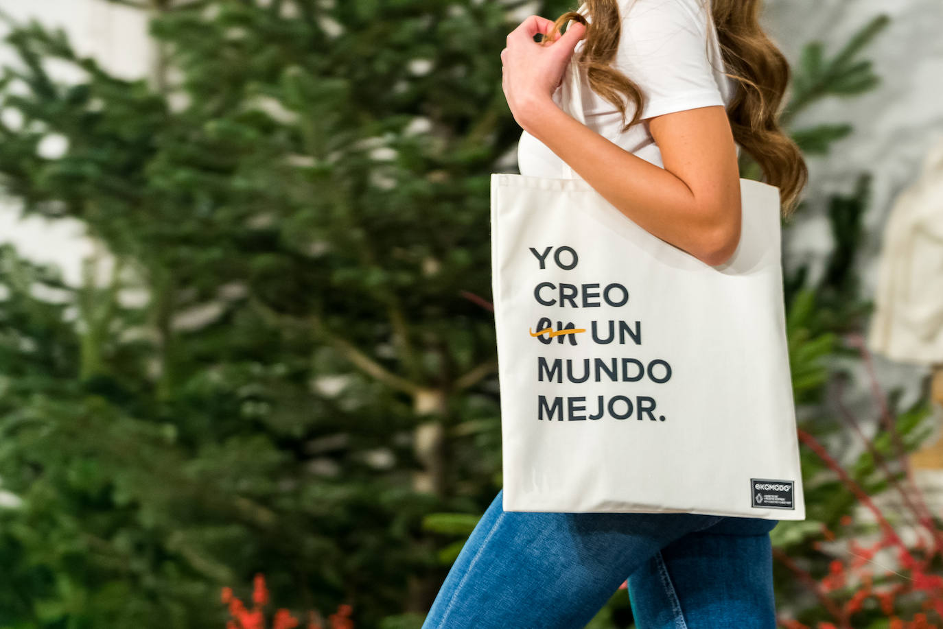 Akukuna presentó un formato de colección innovador basado en el 'do it yourself y Ekomodo, por su parte, unas creaciones basadas en la optimización en la gestión de los residuos. Maider Alzaga y su búsqueda de la comodidad, la marca sostenible Luhei, y las líneas puras de Ane San José demostraron que se puede rebosar estilo a la vez que cuidar del planeta