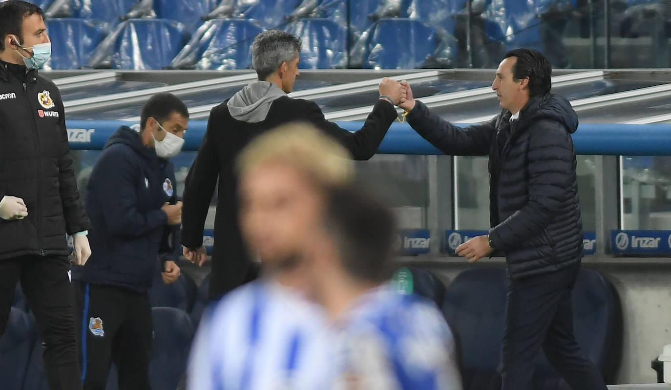 Imanol Alguacil y Unai Emery chocan sus manos al final del encuentro que enfrentó a sus equipos en el Reale Arena. 