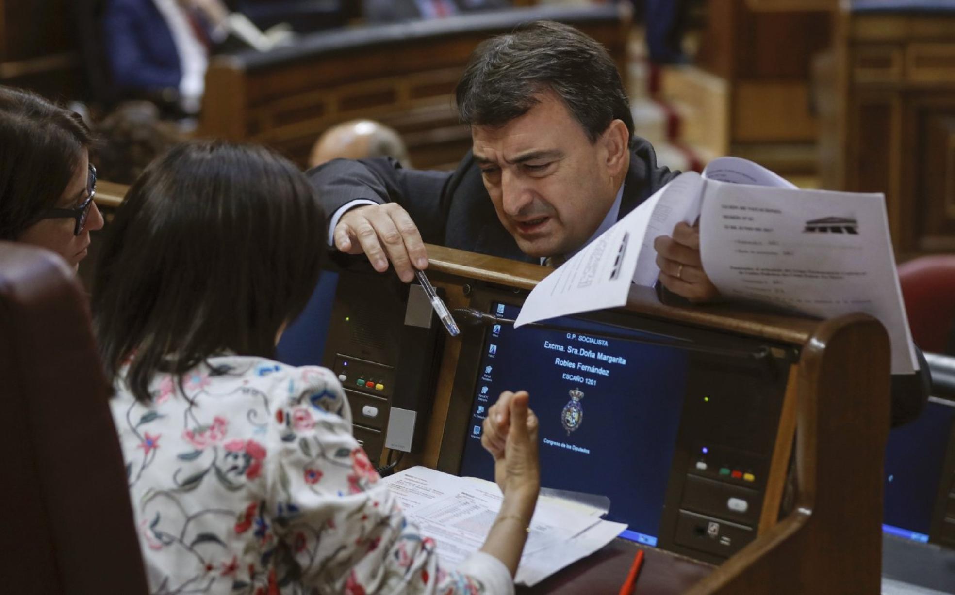 Aitor Esteban y la ministra Margarita Robles negocian hace unos meses en el Congreso. 