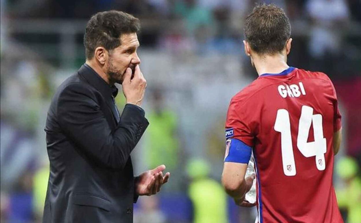 Gabi recibe órdenes de Simeone durante su etapa de capitán en el Atlético. 