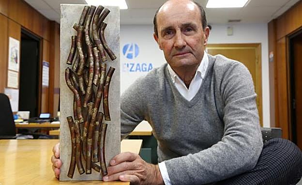 Imagen principal - Arriba: Antxon Areizaga con la maqueta de la obra. A la izquierda: Imagen de Remigio Mendiburu en 1989. (INSAUSTI) A la derecha: Imagen de Remigio Mendiburu en 1989.
