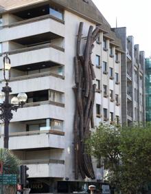 Imagen secundaria 2 - Arriba: Antxon Areizaga con la maqueta de la obra. A la izquierda: Imagen de Remigio Mendiburu en 1989. (INSAUSTI) A la derecha: Imagen de Remigio Mendiburu en 1989.