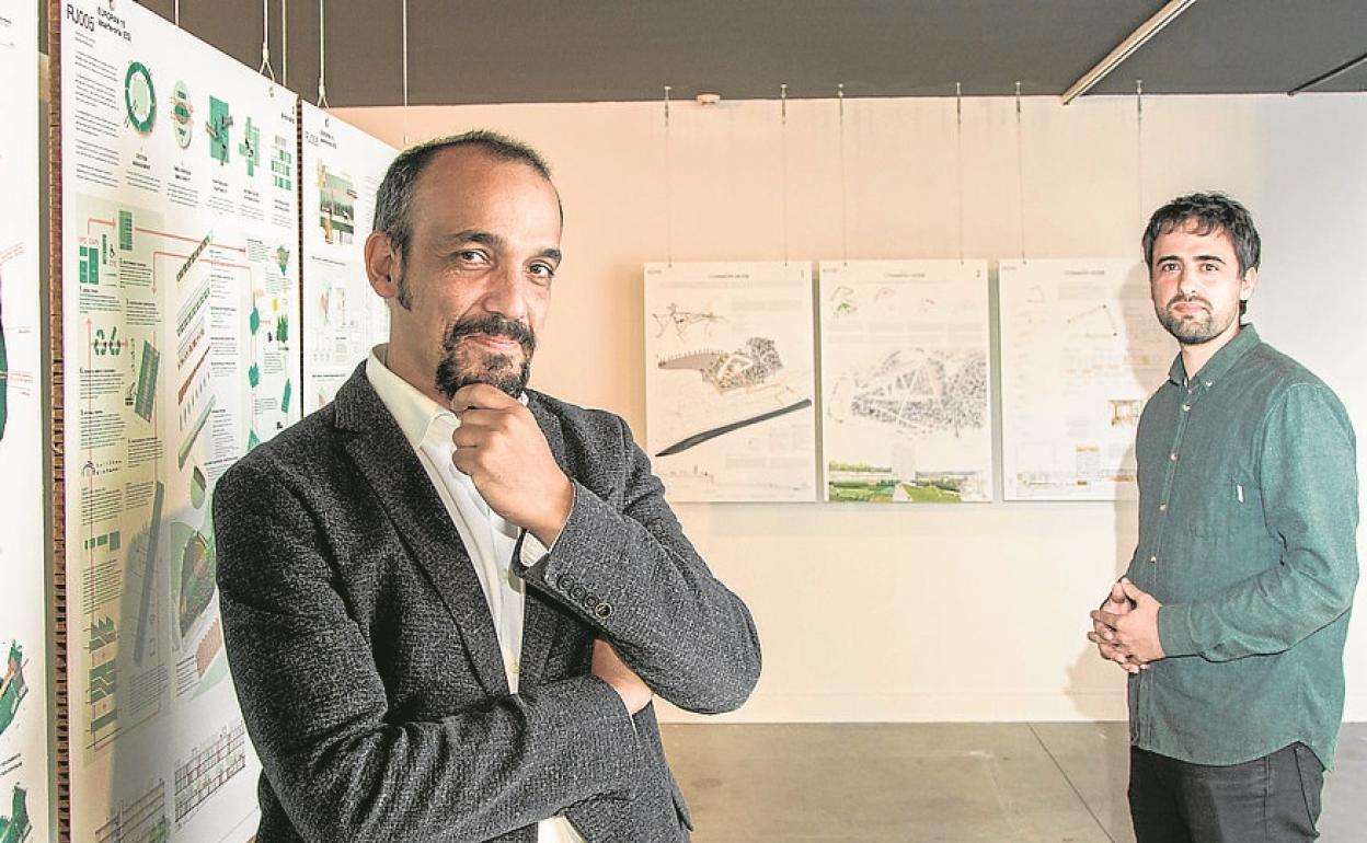 Pablo García Astrain, director de Viviendadel Gobierno Vasco,junto a Alex Etxeberria, arquitecto redactor del proyecto 'Common Node' que se ubicará en Lasarte-Oria. 