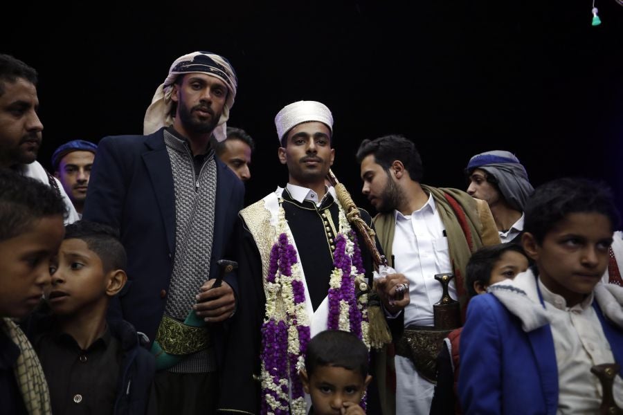 Los yemeníes bailan durante una ceremonia de boda tradicional en Sana'a. Según las estrictas tradiciones musulmanas , hombres y mujeres tienen su propia celebración por separado. 