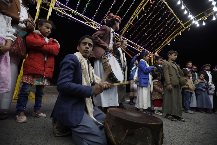 Los yemeníes bailan durante una ceremonia de boda tradicional en Sana'a. Según las estrictas tradiciones musulmanas , hombres y mujeres tienen su propia celebración por separado. 