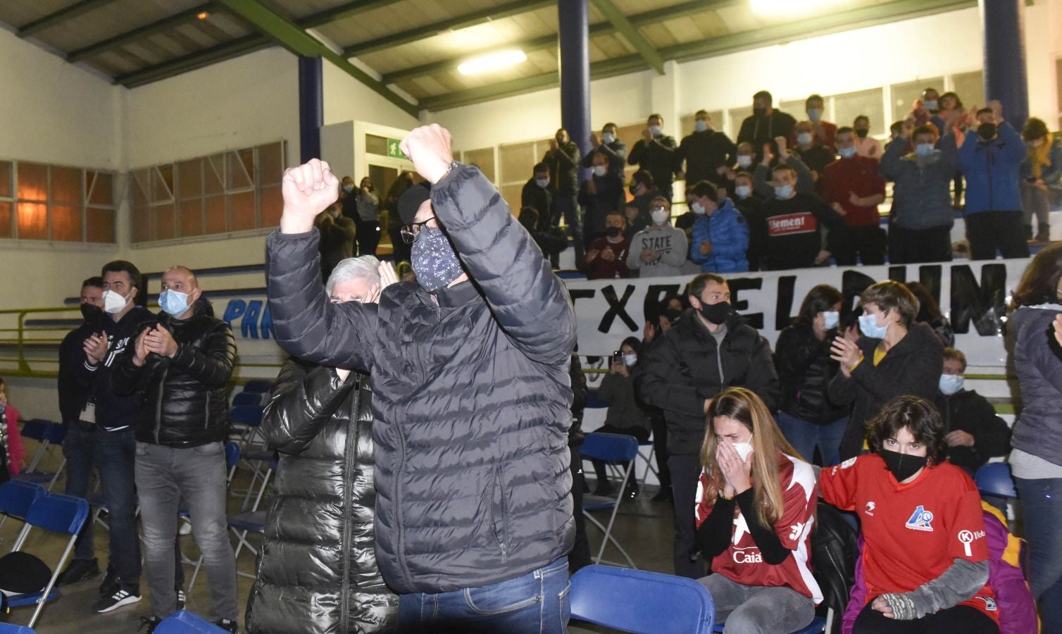 Lizartza se ha volcado con su vecino Erik Jaka, que este domingo se caló la preciada txapela del campeonato Manomanista. Desde primera hora del día amigos y allegados despidieron al pelotari cuando se dirigía a disputar la final con pancartas de ánimo. Por la tarde siguieron la final en el polideportivo.